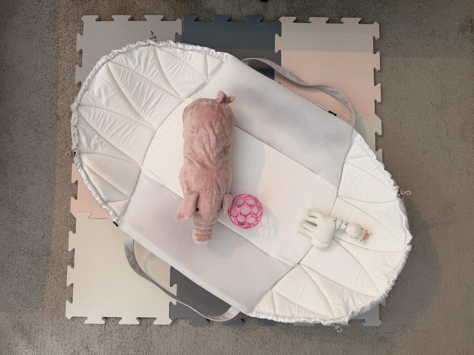Najell SleepCarrier brettet helt ut som lekematte med leker oppå, sett ovenfra